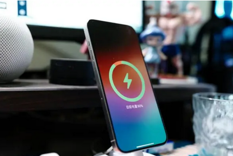 运河苹果15换屏服务分享用什么充电器给iPhone15充电更好 
